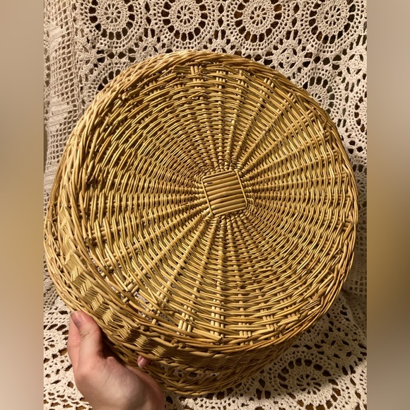 Large Blonde Wicker Woven Basket With Unique Border - Picture 5 of 13